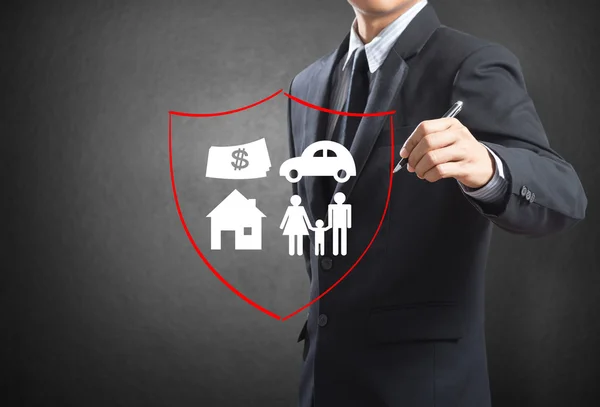 Hombre de negocios dibujo escudo proteger a la familia, casa, coche, dinero . Imágenes de stock libres de derechos