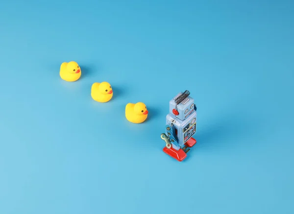 复古机器人和黄色橡胶浴场鸭 领导理念 图库图片