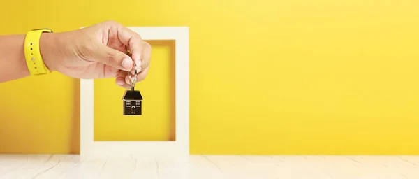 Geschäftsmann Hand Hält Haus Schlüsselanhänger Immobilien Und Immobilien Stockbild