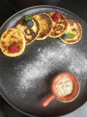 Peynirli gözleme, kızarmış tavada peynirli kek ve fotokopi alanı. Üst görünüm