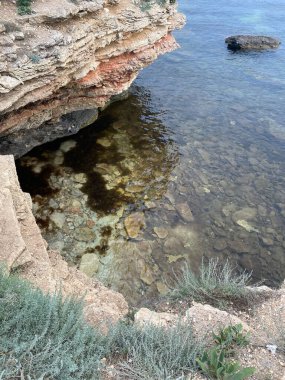 Güzel sahil. Güzel mekan. Kayalar okyanus makrosu