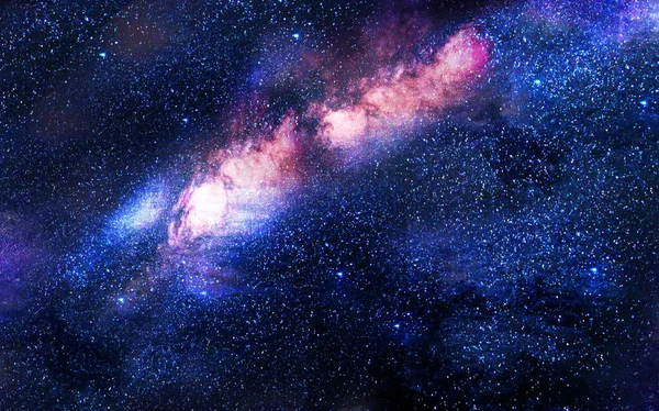 Yıldızlarla dolu karanlık bir gecede Güzel bir samanyolu