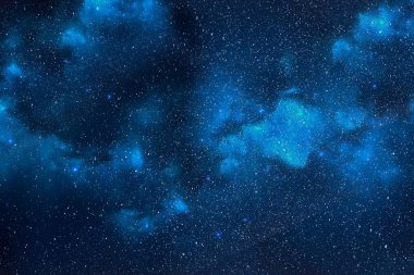 Yıldızlı renkli Samanyolu arka planına sahip gece manzarası. Yazın yıldızlı gökyüzü. Güzel Evren. Boşluk