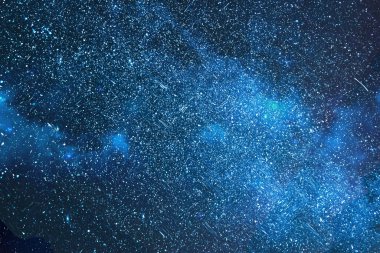 Yıldızlı renkli Samanyolu arka planına sahip gece manzarası. Yazın yıldızlı gökyüzü. Güzel Evren. Boşluk
