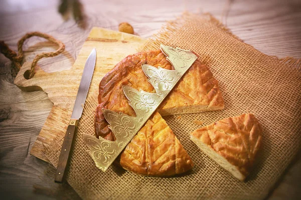 Epiphaniakuchen Auf Holztisch Traditioneller Dreikönigskuchen — Stockfoto