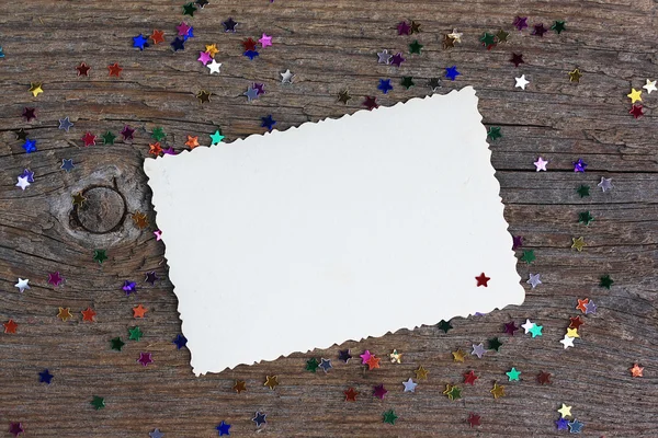 Biglietto d'auguri: forma di carta vuota con stelle multicolori confett Foto Stock Royalty Free