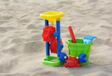 Çocuk oyuncağı: plastik kova, değirmen, Kepçe, komisyon kum üzerinde