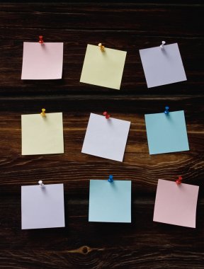 ahşap arka plan üzerinde renkli çıkartmalar