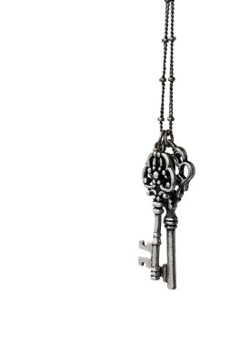 Beyaz bir arka plan üzerinde izole bir zincir üzerinde antik tuşları