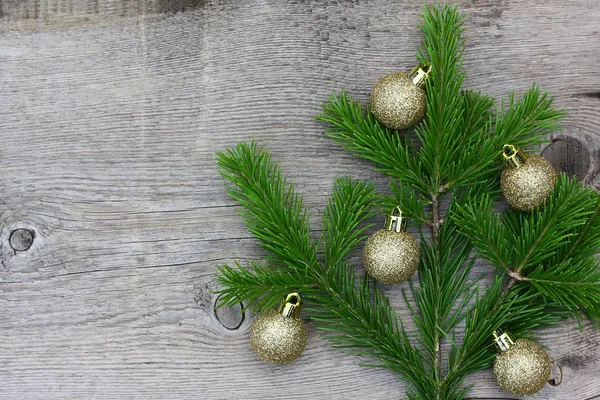 Cartão de Natal: abeto de Natal com esferas douradas em velho wo — Fotografia de Stock