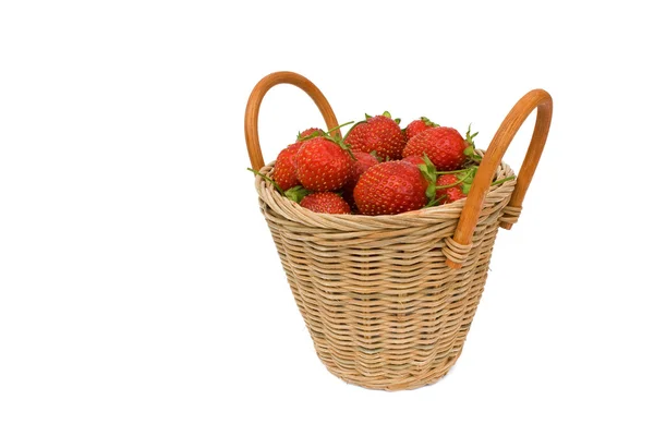 Reife Erdbeere in einem wattierten Korb isoliert auf weißem Hintergrund — Stockfoto