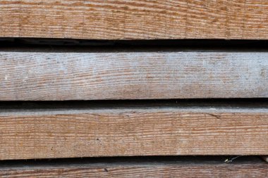 Kereste deposunda bir yığın ahşap çivi, yakın çekim fotoğrafı.