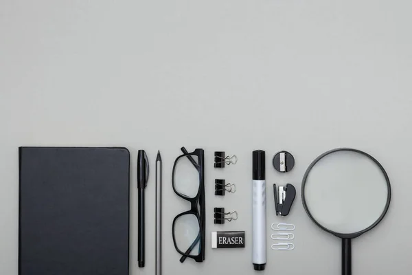 Conjunto de artículos de oficina se encuentran sobre la mesa. Set minimalista para trabajo y estudio — Foto de Stock