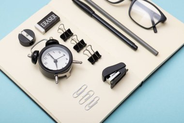 Ofis eşyaları masanın üzerinde duruyor. Çalışma ve öğrenim için minimalist set