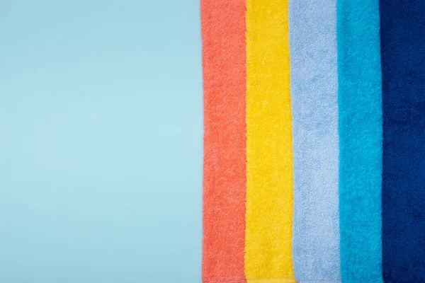 Renkli pamuk havluların bileşimi. Yumuşaklık ve saflık kavramı — Stok fotoğraf