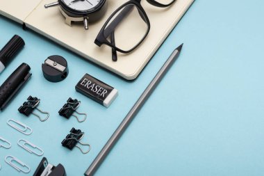 Ofis eşyaları masanın üzerinde duruyor. Çalışma ve öğrenim için minimalist set