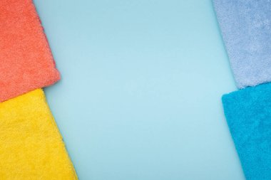 Renkli pamuk havluların bileşimi. Yumuşaklık ve saflık kavramı