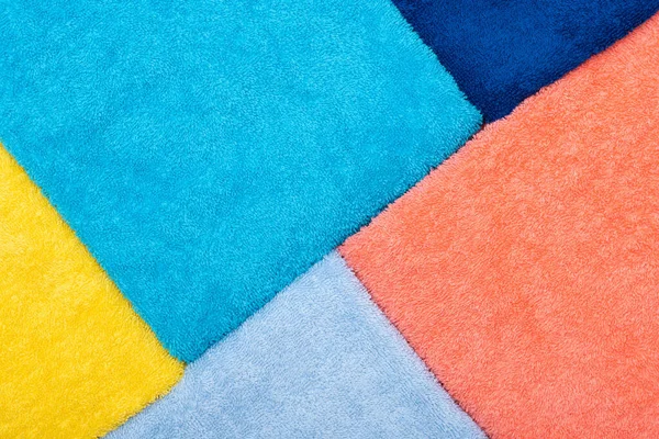 Composición de toallas de algodón de colores. El concepto de suavidad y pureza — Foto de Stock
