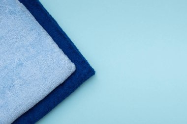 Renkli pamuk havluların bileşimi. Yumuşaklık ve saflık kavramı