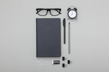 Ofis eşyaları masanın üzerinde duruyor. Çalışma ve öğrenim için minimalist set