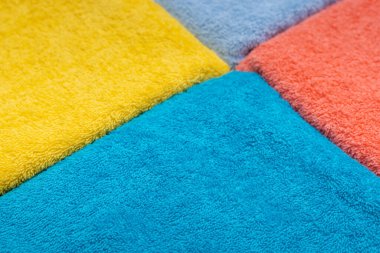 Renkli pamuk havluların bileşimi. Yumuşaklık ve saflık kavramı