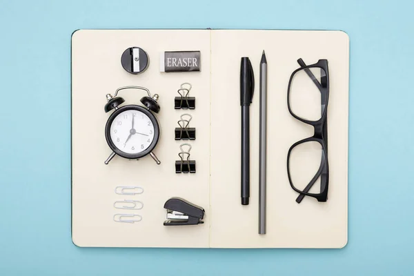 Conjunto de artículos de oficina se encuentran sobre la mesa. Set minimalista para trabajo y estudio — Foto de Stock