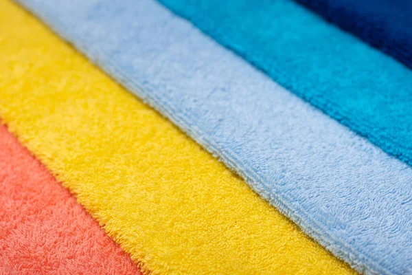 Composição de toalhas de algodão coloridas. O conceito de suavidade e pureza — Fotografia de Stock