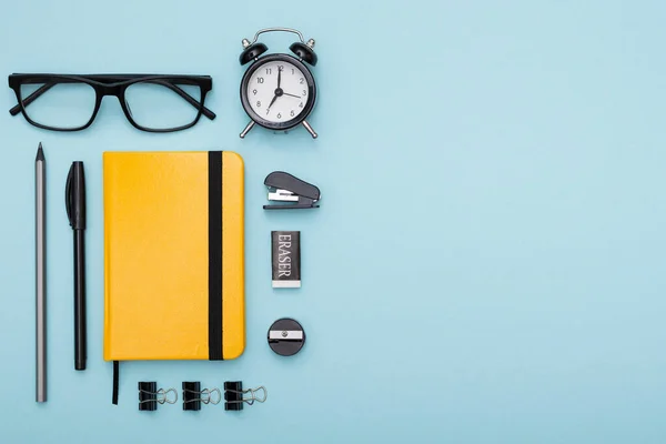 Conjunto de artículos de oficina se encuentran sobre la mesa. Set minimalista para trabajo y estudio — Foto de Stock