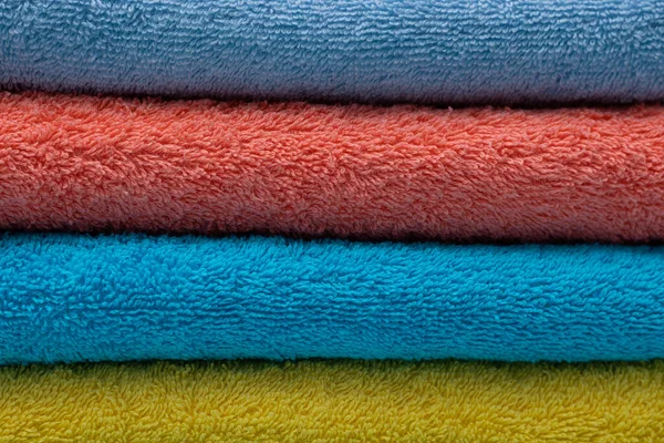 Composição de toalhas de algodão coloridas. O conceito de suavidade e pureza — Fotografia de Stock