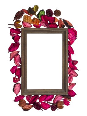 ahşap fotoğraf çerçevesi kuru çiçek petal ile çevrili
