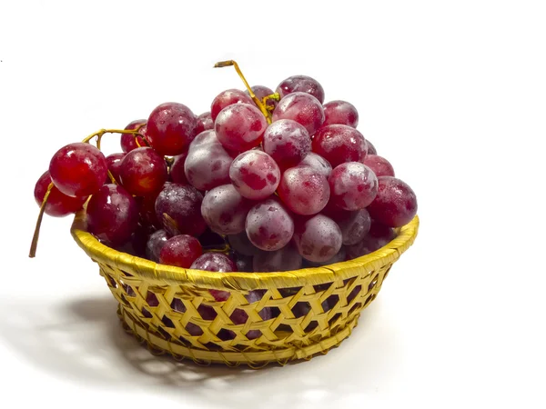 Um bando de uvas na cesta — Fotografia de Stock