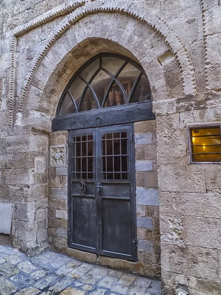 Porte décorée en vieux métal en Jaffa, Israël — Photo