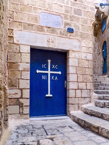 Старая дверь с греческим православным крестом . — стоковое фото