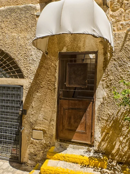 Vieille porte métallique avec un auvent — Photo