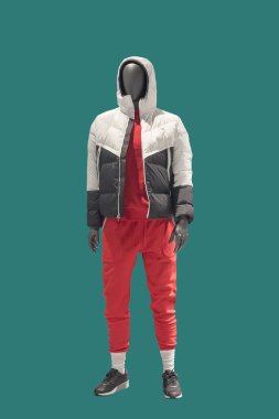 Yeşil arka planda izole edilmiş sıcak spor giyimli bir erkek vitrin mankeni.