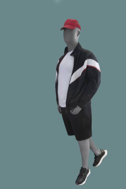 Mavi arka planda izole edilmiş spor giysileri giyen bir erkek vitrin mankeni.