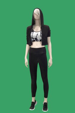 Yeşil arka planda izole edilmiş kapüşonlu kapüşonlu bir kadın vitrin mankeni.