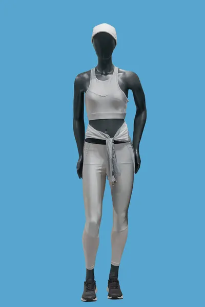 青い背景に隔離されたスポーツウェアを身に着けている女性ディスプレイマネキンの完全な長さの画像 — ストック写真