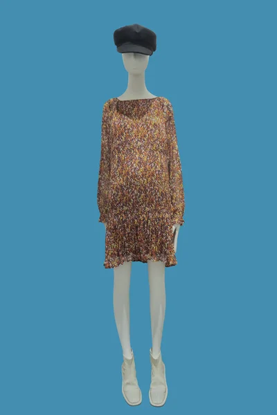 Полная Длина Изображения Женского Манекена Дисплея Модной Одежде Изолированной Синем — стоковое фото