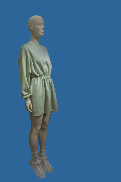 青い背景に隔離された緑のドレスを着た女性用ディスプレイマネキンの完全な長さの画像 — ストック写真