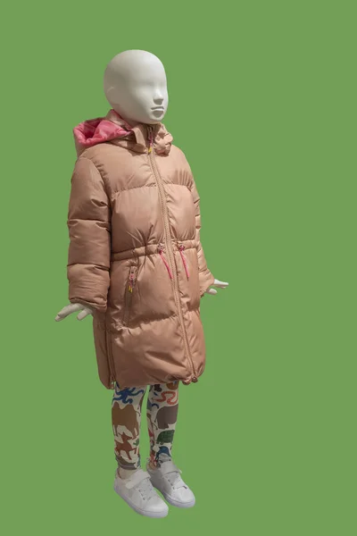 Πλήρης Εικόνα Ενός Παιδιού Οθόνη Μανεκέν Ντυμένο Ροζ Ζεστό Παλτό — Φωτογραφία Αρχείου