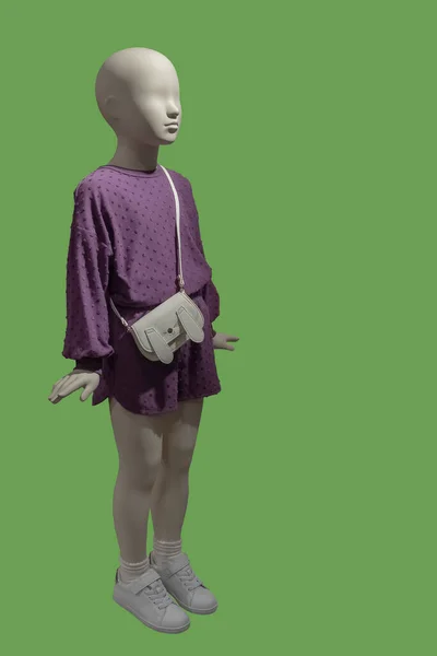 緑の背景に隔離されたファッショナブルな服を着た子供のディスプレイマネキンの完全な長さの画像 — ストック写真