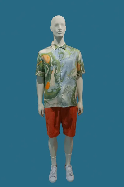 Mavi Arka Planda Izole Edilmiş Yaz Kıyafetleri Giyen Erkek Mankenin — Stok fotoğraf
