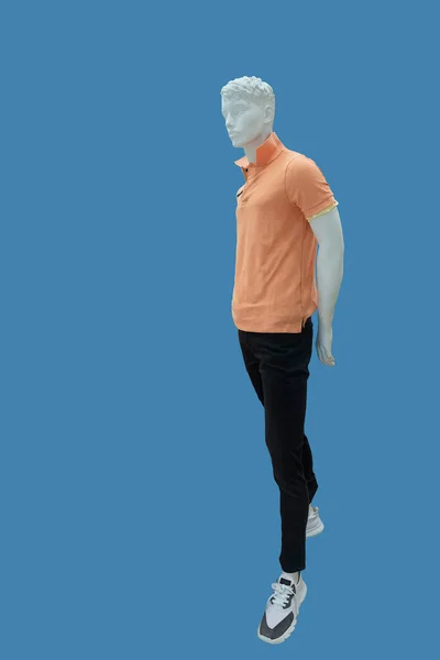 青い背景に隔離されたカジュアルな服を着た男性ディスプレイマネキンの完全な長さの画像 — ストック写真