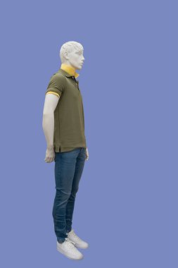 Mavi arka planda izole edilmiş günlük kıyafetler giyen bir erkek vitrin mankeni.