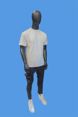 Mavi arka planda izole edilmiş günlük kıyafetler giyen bir erkek vitrin mankeninin tam boy görüntüsü