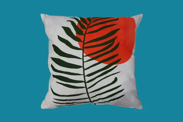 青地に孤立した赤い太陽に対する竹の枝のパターンを持つ装飾枕 — ストック写真