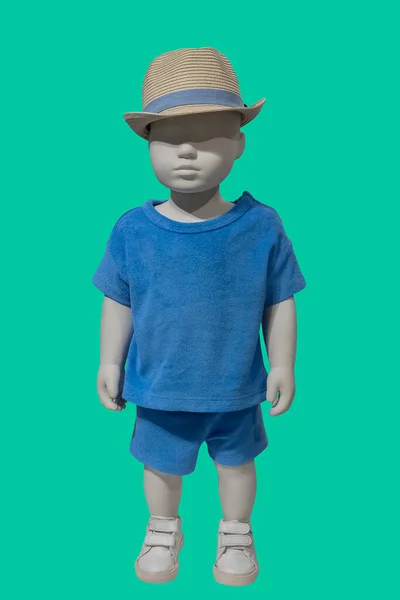 孩子们穿着蓝色夏装 T恤和短裤 背景是绿色的 这幅全长的照片展示了他们的人体模型 — 图库照片