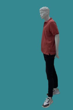 Mor arka planda izole edilmiş günlük giysiler giyen bir erkek vitrin mankeni.