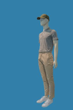 Mavi arka planda izole edilmiş günlük kıyafetler giyen bir erkek vitrin mankeninin tam boy görüntüsü